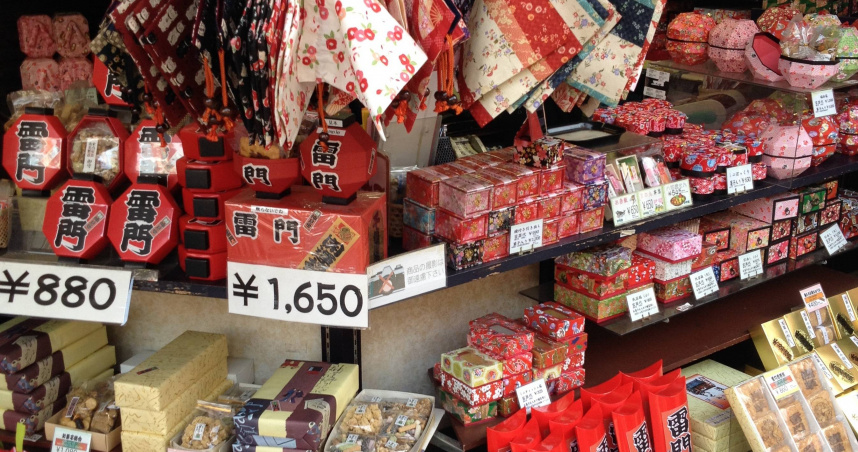 國人赴日旅遊常購買伴手禮，不過有網友反向操作，尋找「難吃又便宜」的日本點心引發討論。（示意圖／Pixabay）