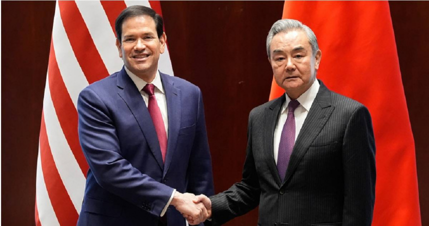 中共中央政治局委員、大陸外交部長王毅（右）與美國國務卿盧比歐。（圖／達志／美聯社）