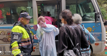巴威颱風來勢洶洶，警方10日上午開始協助南靖部落原住民撤離，現已撤離53戶162人。（圖／翻攝畫面）