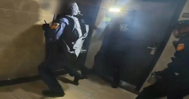 詐騙集團唐姓主嫌近日遭新北警攻堅逮捕，並意外查獲毒窟。（圖／翻攝畫面）
