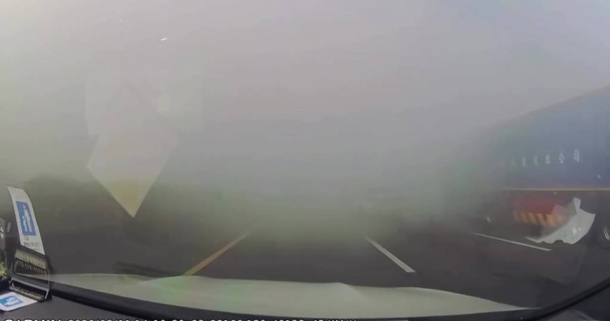 國1彰化驚魂！大車突竄滾滾白煙嚇壞駕駛　警消急奔現場戒護