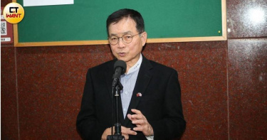 國民黨立委賴士葆批評行政院長卓榮泰以預算遭刪減為由，稱只能透過電話聯繫南部災區是「非常低級的藉口」，更直言「這樣的行政院長可以下台了」。（圖／黃鵬杰攝）
