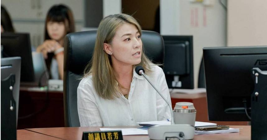 民進黨台北市議員顏若芳質疑，北市多處格柵式及綠籬式吸菸區設置後又遭拆除，估計近200萬元公帑因此耗損，要求市府先建立完整選址及撤除SOP，再推動新增吸菸區。（圖／翻攝顏若芳臉書）
