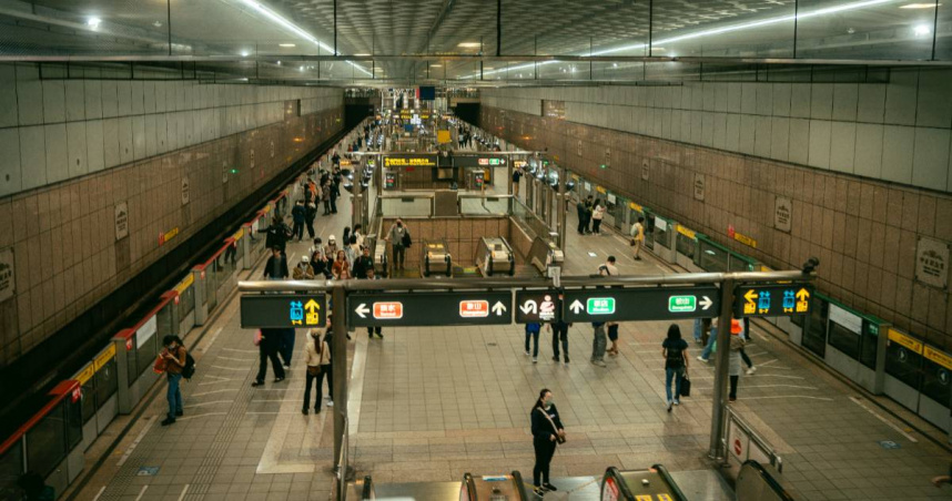 台北捷運近期陸續拆除部分車廂內的立柱與座椅，宣稱要推動「空間優化」增設車廂空間，卻掀起安全疑慮。（圖／取自pexels）