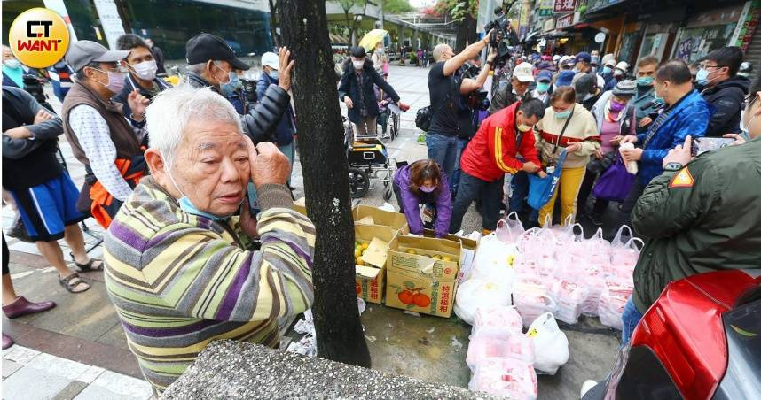 廖榮吉長年拿出積蓄幫助街友，每逢農曆年前便張羅飯菜，邀請弱勢民眾共度年節。（圖／本刊資料照）
