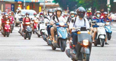 騎車未戴合格的安全帽恐挨罰。（示意圖／報系資料照）