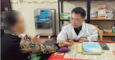 儘管身高體型異常，肖九林克服自卑成為鄉村醫生，守護當地村民健康。（圖／翻攝微博）