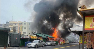 大甲鎮瀾宮旁攤販起火 延燒整排搶救中