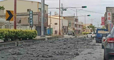 馬路上山洪暴發! 砂石車惹禍...門栓爆開泥漿瀉漏