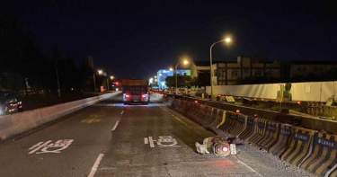 22歲女騎車自摔 慘遭曳引車輾爆頭