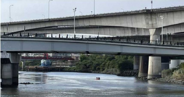 北市中山橋下今天下午出現一具男浮屍，警消立即到場處理。（圖／翻攝畫面）