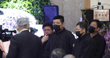 母親告別式!NONO用愛妻的歌送最後一程 許效舜痛哭:NO媽就是我們的媽媽