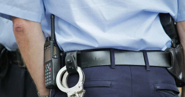 假盤問真濫權!警強拉女嫌手入褲檔「性服務」 牆上噴發物成鐵證