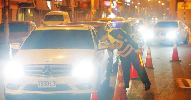 蔡英文說，迎接到來的春節，要請大家一起互相提醒身邊親友，千萬不要酒駕，共同維護駕駛與道路的安全。圖為警方凌晨在路口實施酒測臨檢。（本報資料照片）