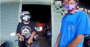 高雄1名男子騎機車載妻子出門買東西，遭警攔查發現他竟是通緝犯，警方當場將男子逮捕移送歸案。（圖／翻攝照片）