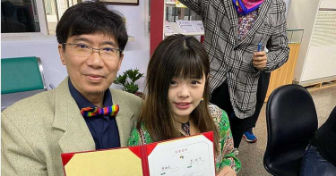 交往未滿月「婚」了!時力小辣椒議員「找到牽手了」 閃婚大22歲反送中學者