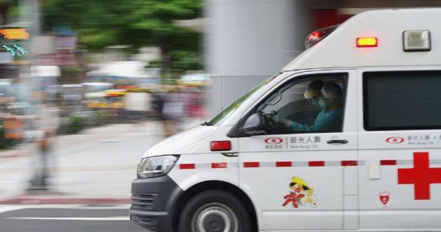 蕭男駕駛貨車遭超車車輛擦撞，貨車為了閃避自撞分隔島翻覆，造成他擦挫傷送醫。（示意圖／報系資料照）