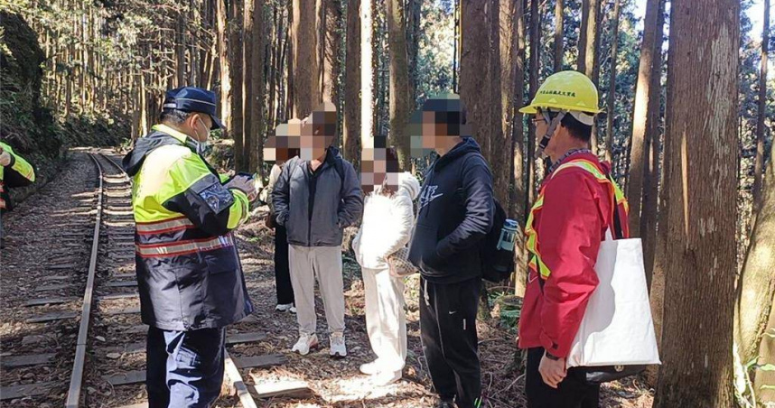 今(13日)上午果然又發現5名遊客違規走在軌道，取得遊客身分後，後續將由竹崎分局函送交通部鐵道局裁罰。(圖／林鐵及文資處提供)