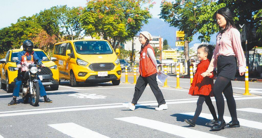 靖娟基金會13日舉辦記者會表示，從113年兒童事故新聞分析報告中發現，兒少交通事故死傷數仍居高不下。圖為家長牽著小朋友過馬路。（圖／中國時報鄧博仁攝）