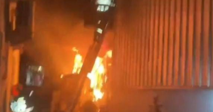 台中沙鹿1棟2層樓民宅發生火警，造成祖孫2人命危送醫仍宣告不治。（圖／翻攝畫面）