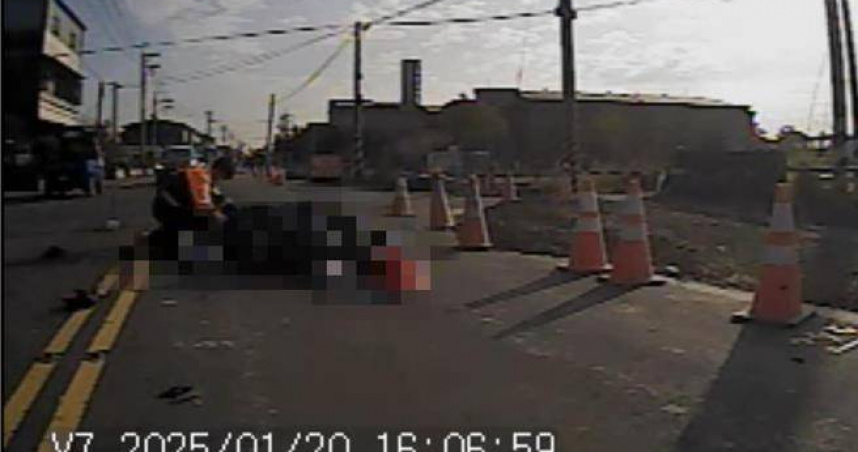 嘉義母女騎機車疑偏離車道遭撞。（ 圖／翻攝畫面）