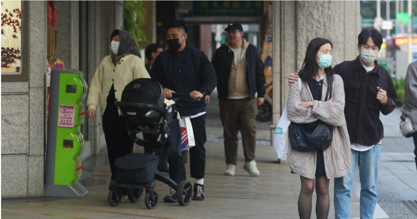 超商外通常都會放傘架。（示意圖／報系資料照）