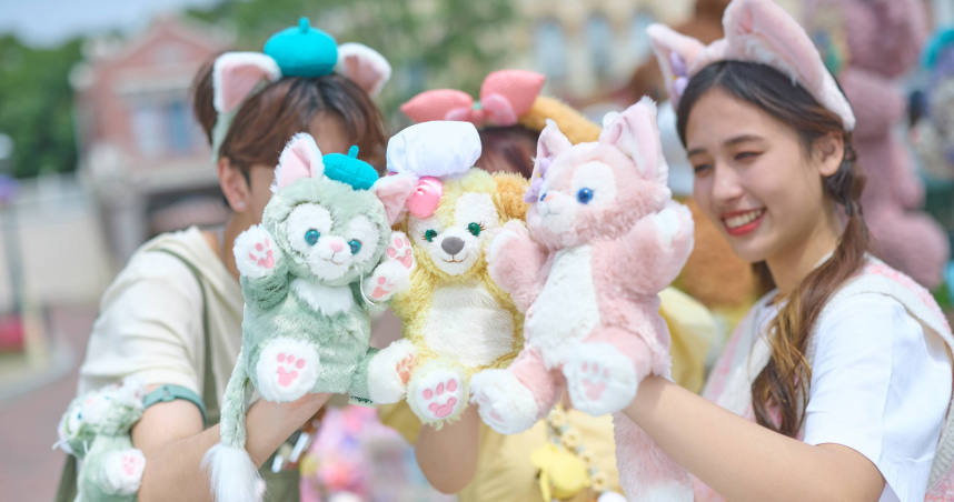 粉絲們可以帶著自己心愛的達菲與好友玩偶做為同行旅伴，到樂園設置的專屬「可愛座」留下紀念照。（圖／香港迪士尼樂園提供）