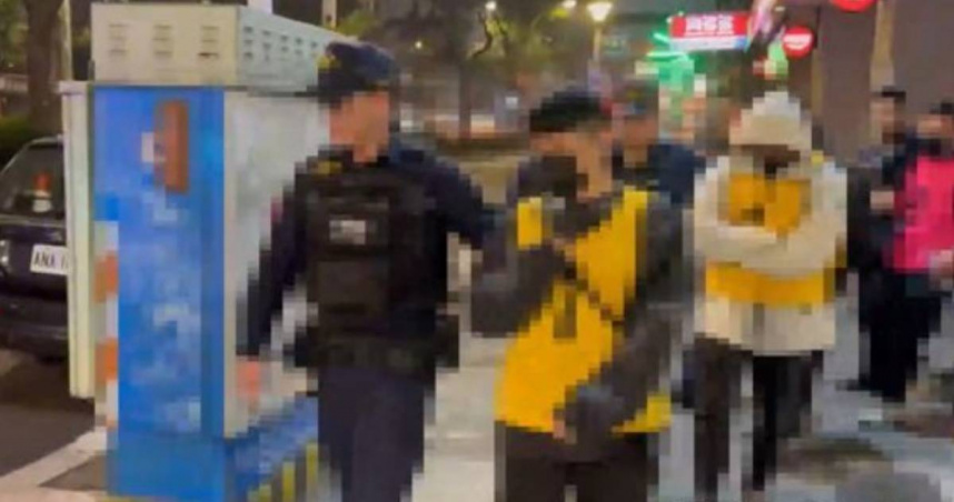 北市中山區1間海鮮餐廳私設德州撲克賭場，警方查緝逮獲22人移送法辦。（圖／翻攝畫面）