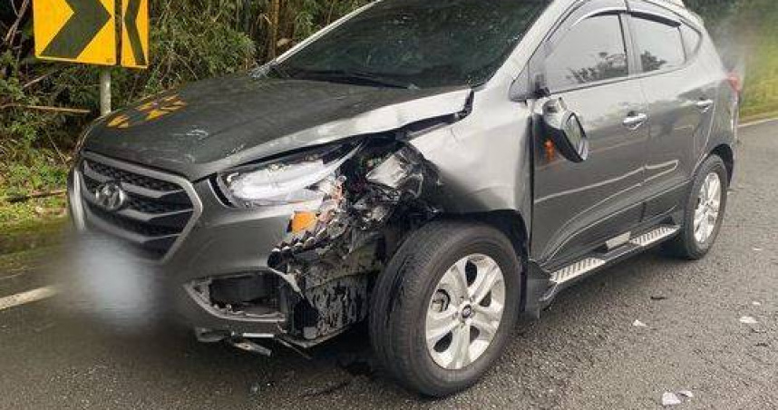 重機行經台3線彎道處失控，陸續直撞對向2車才停下，造成騎士擦傷送醫。（圖／翻攝畫面）