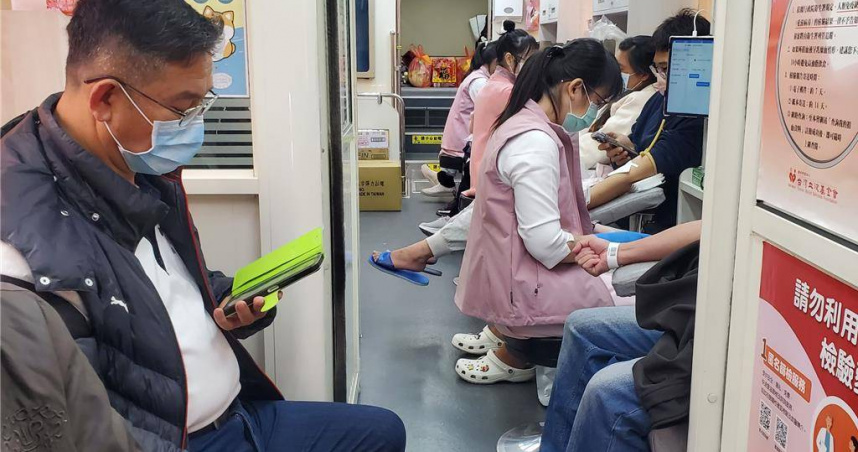 西螺廣福宮今（9日）舉辦捐血活動，250CC送1隻龍蝦，不少民眾排隊捐血，平均排半小時才能捐成。（圖／中國時報記者周麗蘭攝）