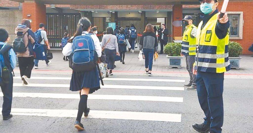 11日是國中小開學日，台北市警察局交通警察大隊為避免家長接送學童車潮，造成校區周邊交通衝擊，將出動149名警力、3名義交至各校門口、家長接送區及周邊道路疏導交通。（圖／台北市警察局交通警察大隊提供／中國時報温予菱台北傳真）