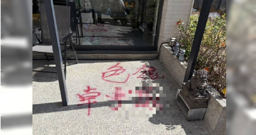 彰化1間寵物餐廳遭人噴漆，甚至寫道不雅字眼，警方已鎖定2名男嫌追緝中。（圖／翻攝畫面）