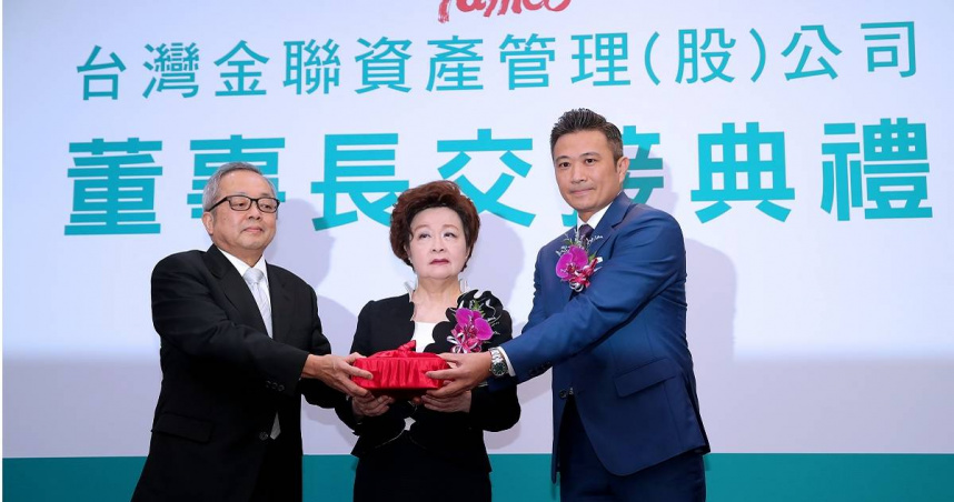 台企銀董事長劉佩真（中）爆2023年請假超過90天，還能領191萬元獎金。（圖／報系資料照）