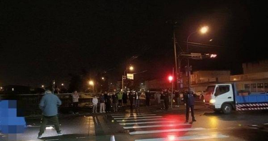 砂石車過彎撞倒婦人肇逃74歲婦人慘死。（ 圖／翻攝畫面）