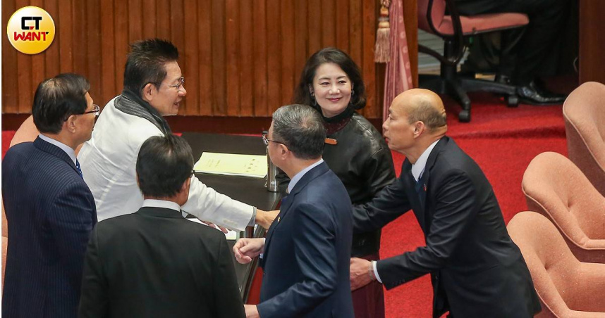 立委吳春城宣布辭去立委，立法院長韓國瑜、行政院長卓榮泰及綠委吳思瑤在會議休息後，陸續上前與他握手致意。（圖／黃耀徵攝）