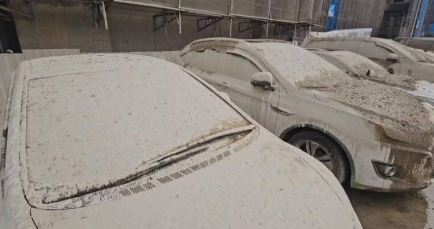 桃園青埔高鐵特區的工地，在進行灌漿作業時噴灑水泥，害停放的15車受波及毀損。（圖／翻攝桃園郡臉書）