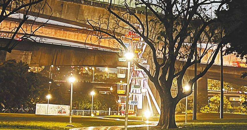 圓山自然景觀公園摩天輪日前被柵欄圍住，民眾以為將被拆除，北市工務局澄清是重新粉刷。（圖／中國時報張珈瑄攝）