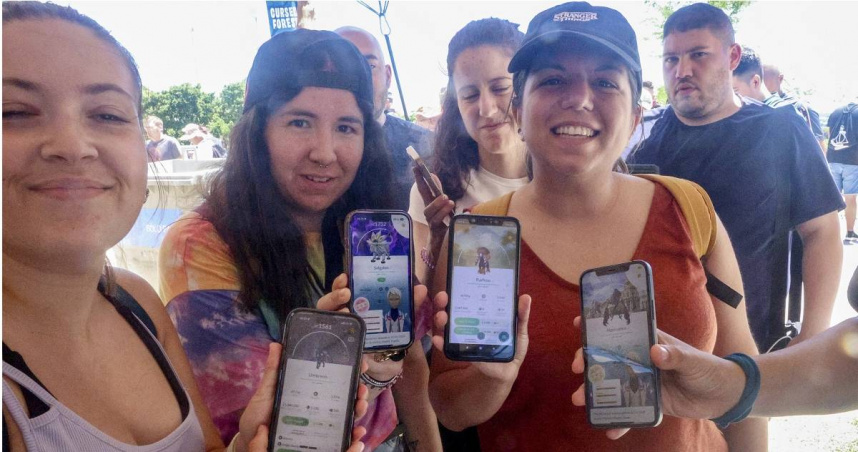 《Pokémon Go》使用擴增實境（Augmented Reality，AR）技術，讓用戶在探索現實世界的過程中收集寶可夢，並爭奪道館的控制權。（圖／達志／美聯社）