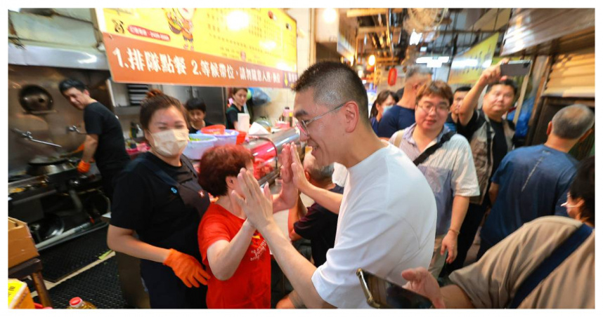 基隆市長謝國樑親自前往仁愛市場，視察冷氣空調老舊問題，並與攤商交流，承諾改善市場環境。（圖／基隆市政府提供。）