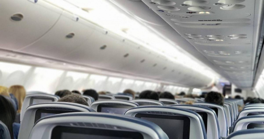 飛機上禁止吸菸是大家都知道的事，包括電子煙，但還是有人會想挑戰底線。（示意圖／pixabay）