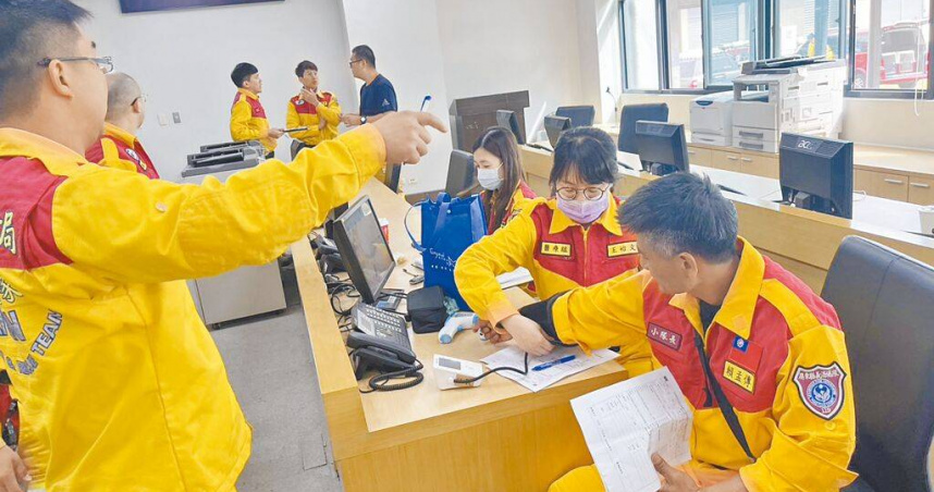 緬甸強震傷亡慘重，消防署29日表示，126名搜救人員與6隻搜救犬以及各式裝備器材已整備完成，目前獲知已有5支國際搜救隊動員，另外包含台灣等24隊待命中。（圖／消防署提供）