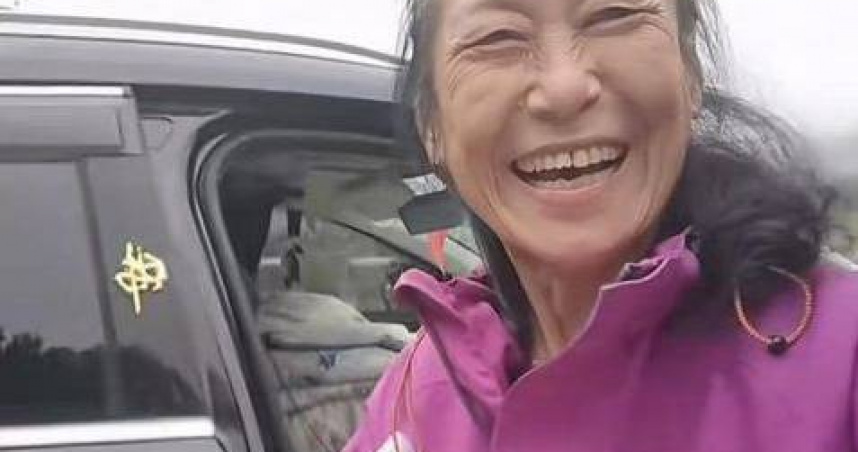 山東一名69歲婦人，因為丈夫過世，踏上徒步以及自駕環遊中國的旅程。（圖／翻攝自齊魯晚報）