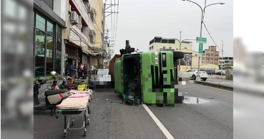 貨櫃車左轉失控翻覆壓轎車。（圖／翻攝畫面）