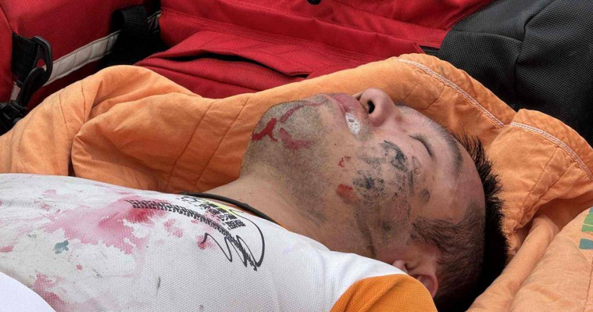 嘉義縣消防局今舉行「T-CERT訓練暨大量傷病患演練」，有傷患躺在地上不停抽搐、口吐白沫，逼真場面有如真實災難現場。（圖／讀者提供）