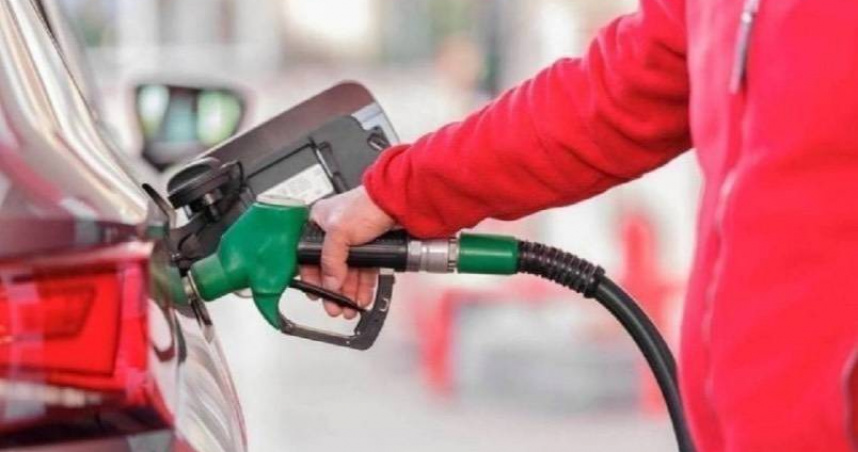 台灣中油公司宣布，自14日凌晨零時起汽、柴油價格各調降0.9元及1.4元。（圖／pixabay）