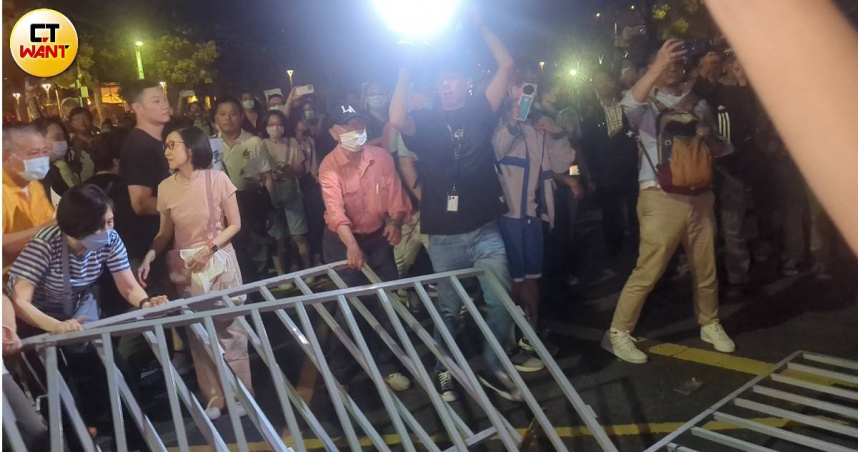 警方與國民黨支持者爆發多次衝突，拒馬一度被衝破，蔣萬安也順勢閃離。(圖／林冠吟攝，下同)