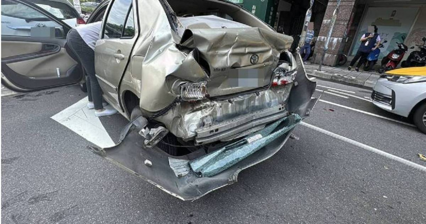 麥金路4車連環追撞2人送醫。（圖／翻攝畫面）