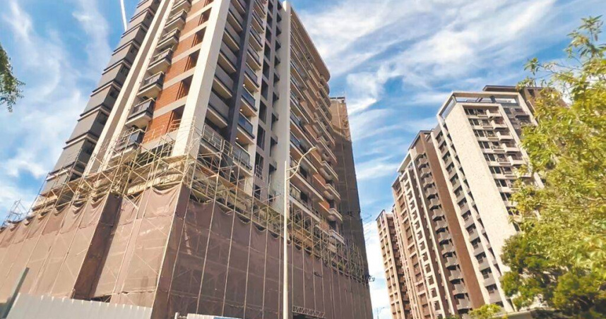 桃園市正處於建設期，各區建案齊發，卻不時傳出鋼筋、釘子、鐵屑等建材掉落狀況，民代要求加強稽查高樓建案。（圖／中國時報蔡依珍攝）