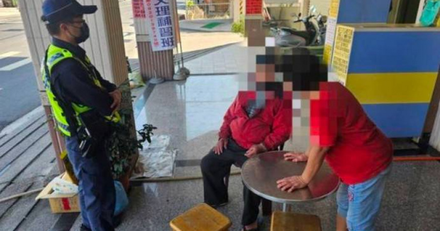何翁騎機車從花蓮住處到屏東買豬腳,豈料返程時因急煞摔車,經警方協助順利與家屬團聚。(圖/翻攝畫面)