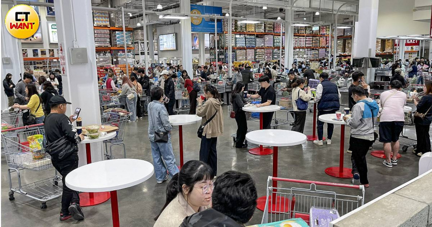 好市多熟食部開賣綜合壽司，民眾指出口味太鹹、價格太貴，大部分消費者不買單。（圖／李宗明攝）